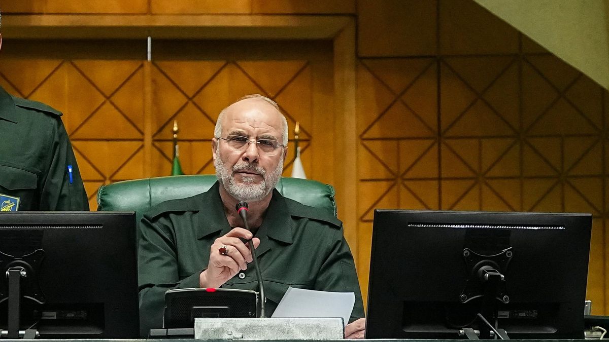 Una foto proporcionada por la Agencia de Noticias de la Asamblea Consultiva Islámica (ICANA) muestra al presidente del parlamento iraní, Mohammad Bagher Ghalibaf (C), junto con otros legisladores vestidos con uniformes del Cuerpo de la Guardia Revolucionaria Islámica (CGRI) asistiendo a una sesión parlamentaria en Teherán, Irán, el 1 de febrero de 2026. El Parlamento iraní designó a las fuerzas armadas de los países europeos como "organizaciones terroristas" bajo la ley iraní, en respuesta a la decisión de la Unión Europea de incluir en la lista negra al Cuerpo de la Guardia Revolucionaria Islámica. (Terrorista, Teherán) EFE/EPA/ISLAMIC CONSULTATIVE ASSEMBLY NEWS AGENCY HANDOUT -- MANDATORY CREDIT --HANDOUT EDITORIAL USE ONLY/NO SALES