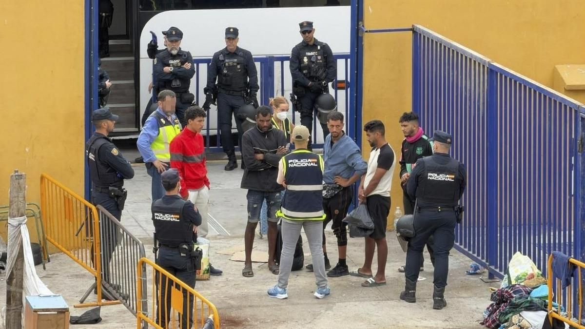 Decenas de migrantes desalojados a la fuerza de sus chabolas en Ceuta son retornados "voluntariamente" a Marruecos tras una reunión con policías en la frontera