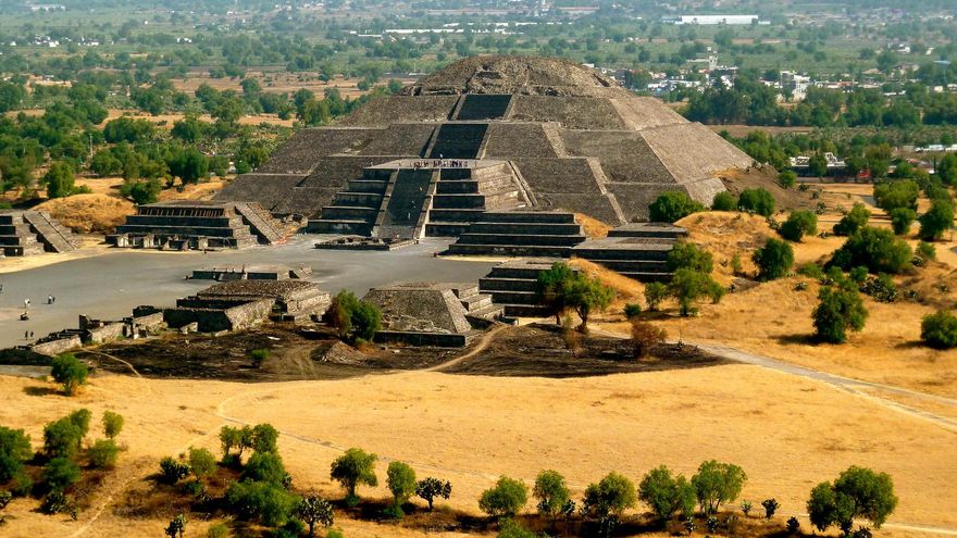 La Pirámide de La Luna desde la Pirámide del Sol.