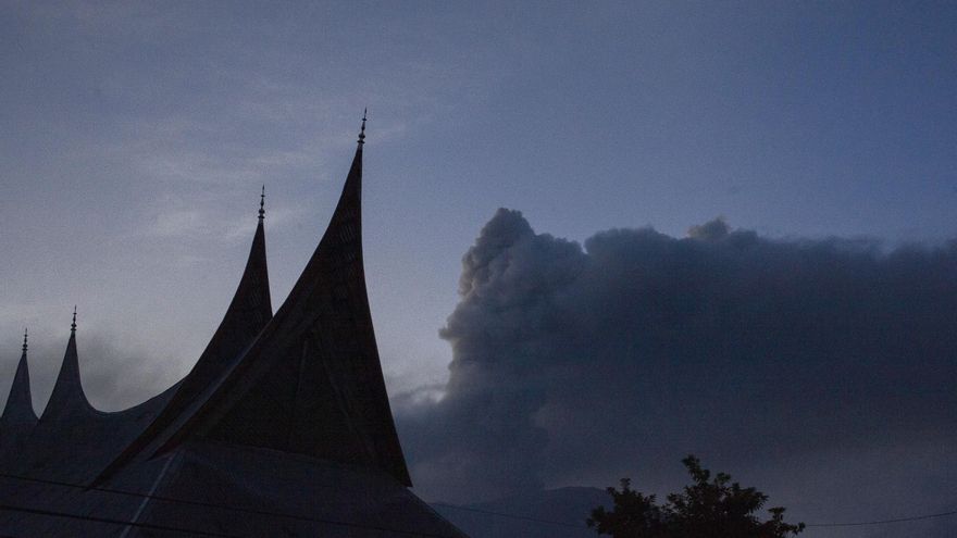 Ascienden a 13 los alpinistas fallecidos en un volcán indonesio, con diez desaparecidos