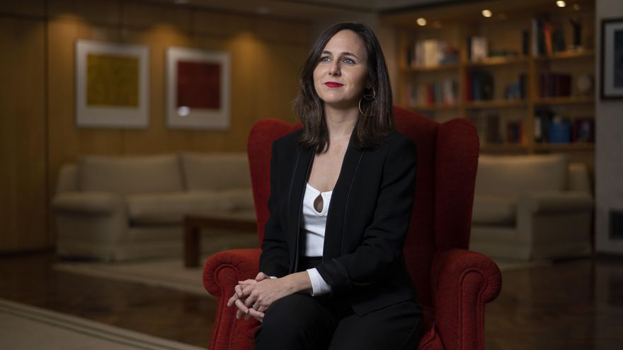 Ione Belarra, ministra de Derechos Sociales y secretaria general de Podemos, fotografiada en la sede del ministerio de Derechos Sociales. 
Foto: Olmo Calvo