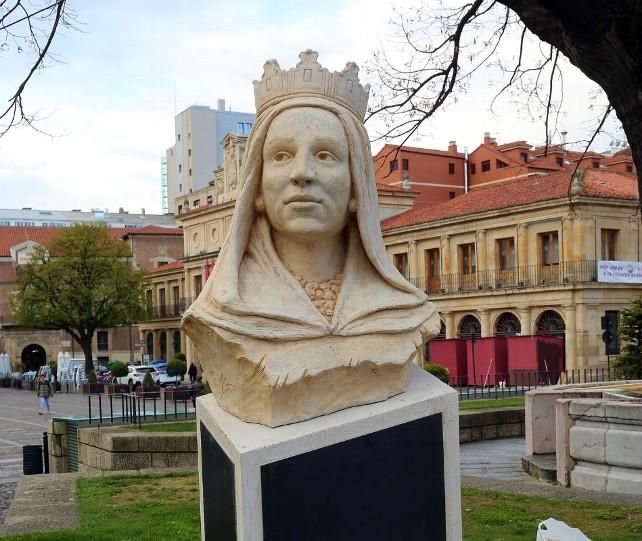 Busto de Urraca I de León frente al Ayuntamiento Viejo de la capital leonesa.