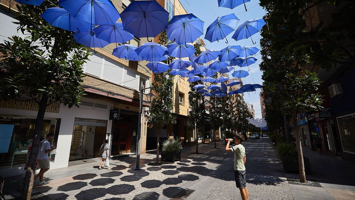 Un entramado de paraguas da sombra a un paseo peatonal este miércoles en la localidad toledana de Talavera de la Reina, que marcó esta semana la temperatura máxima del país, 42,7  EFE/Manu Reino