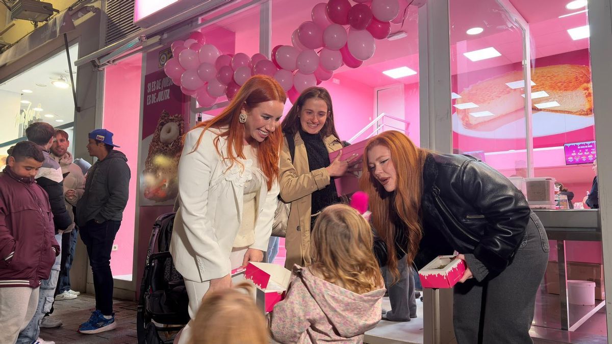 Un momento de la inauración. LAS TARTAS DE JULITA