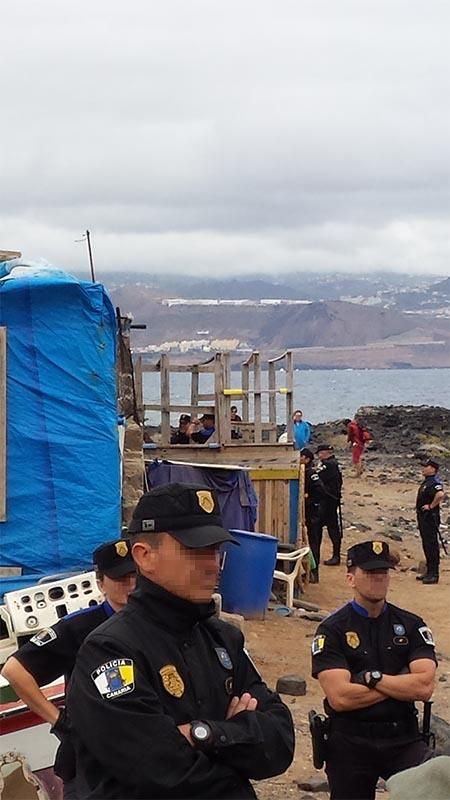 Derribo de una chabola en El Confital. Canarias Ahora.
