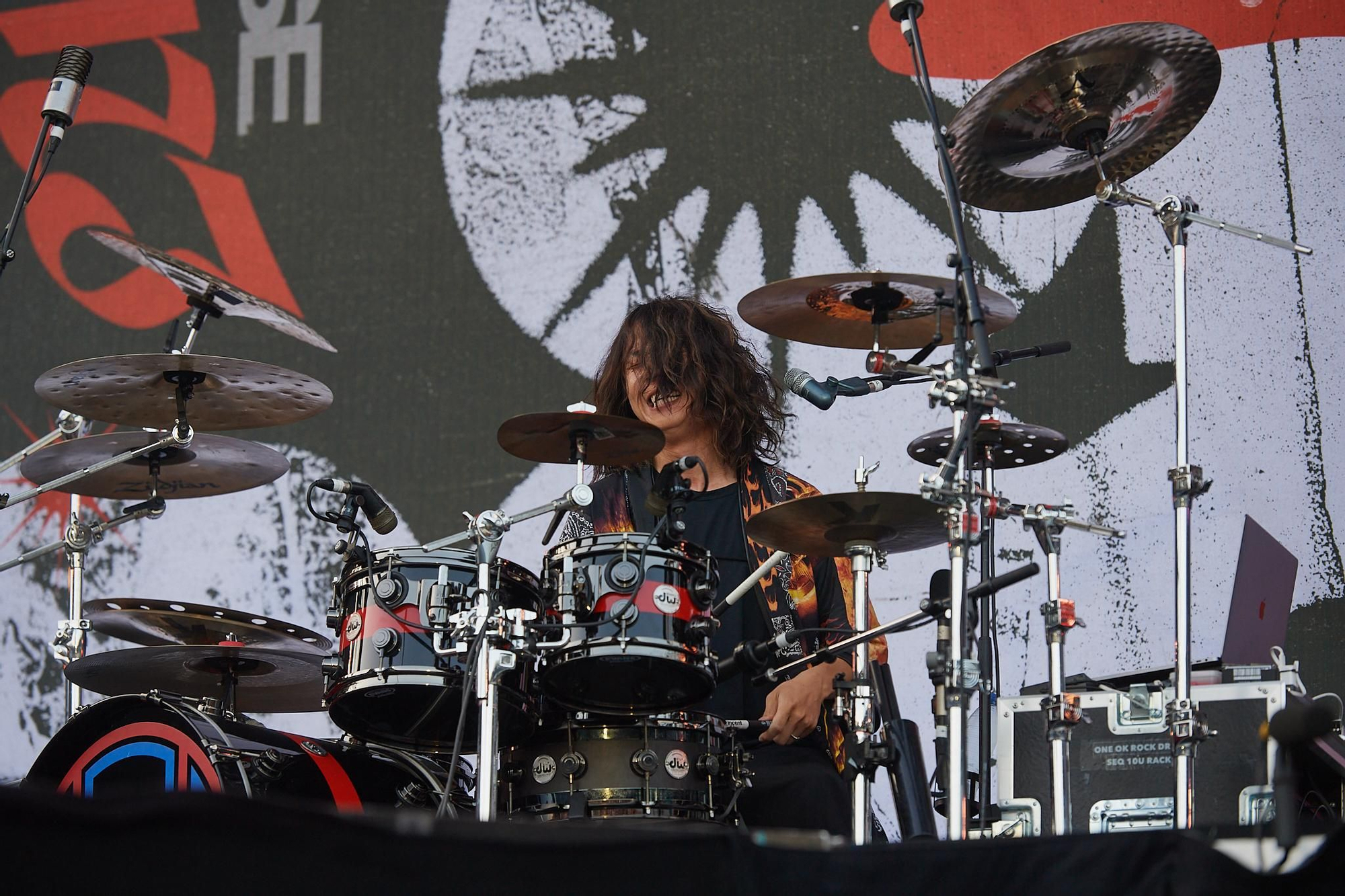 Los japoneses One Ok Rock fueron los primeros en subirse al escenario.