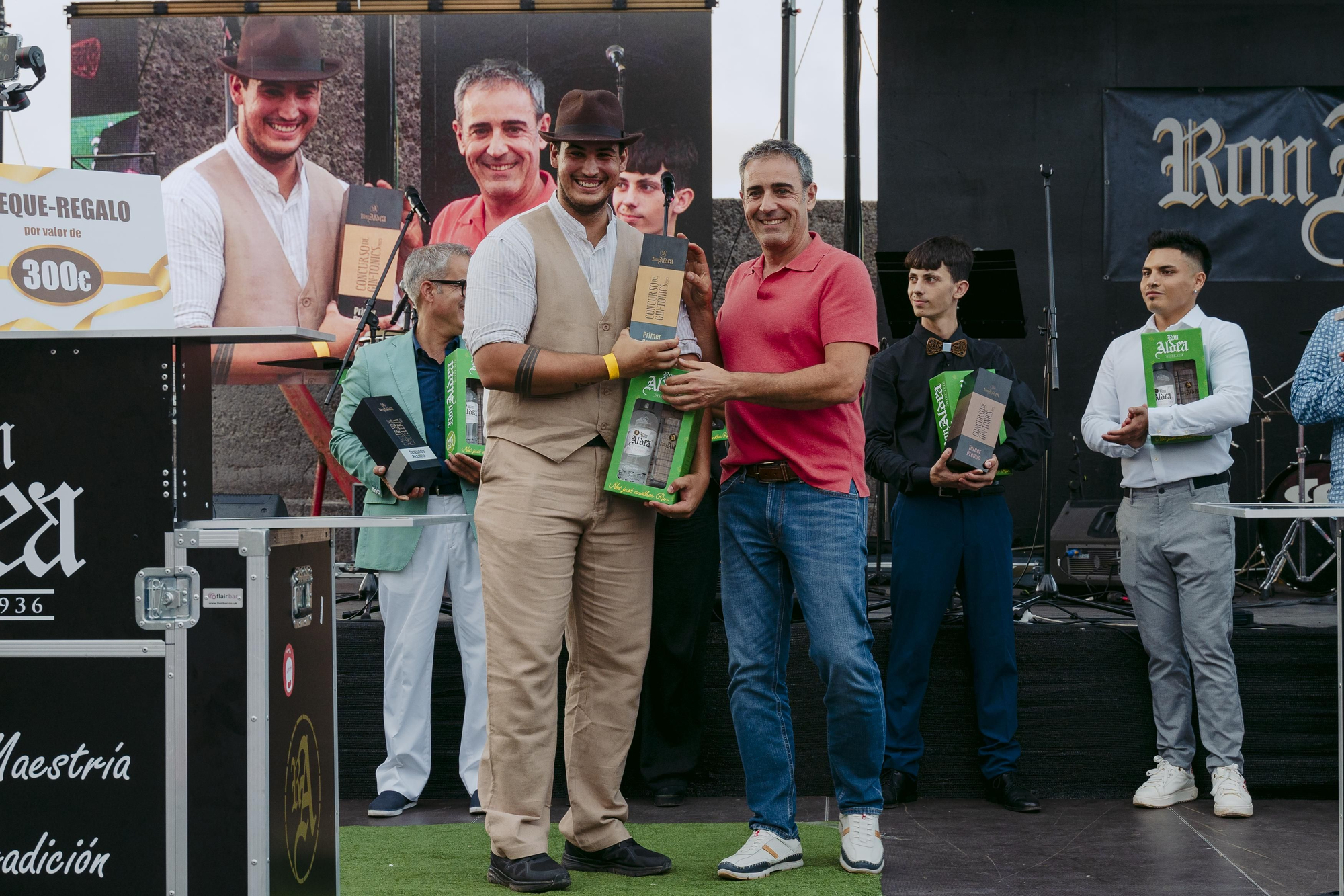 El alcalde de San Andrés y Sauces, Francisco Paz, entrega el Primer Premio de Coctelería.
