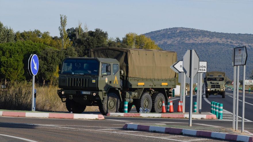 Camiones del ejército a su llegada al lugar en el que se produjo el accidente ferroviario en Urda, este jueves