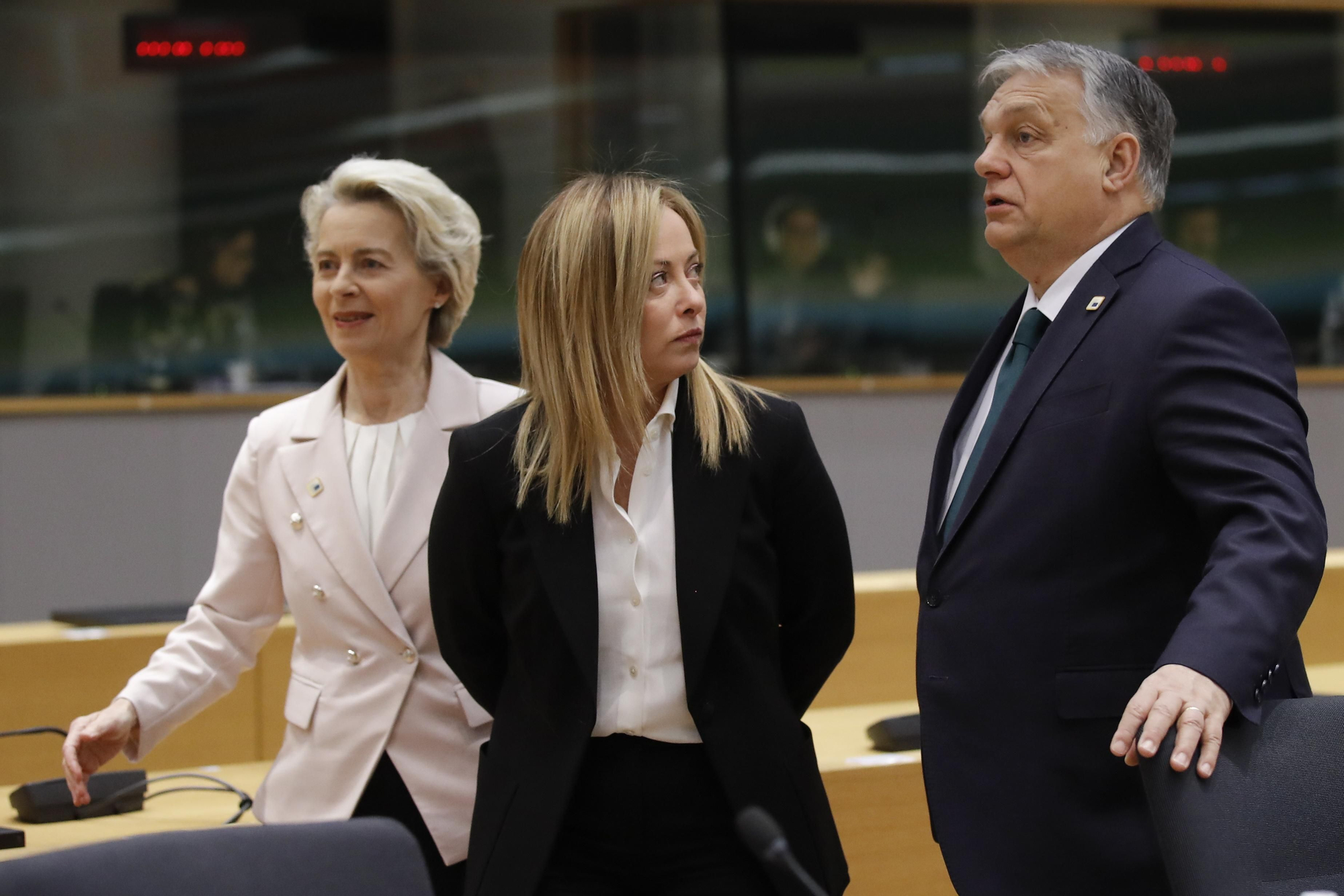 Las malas relaciones de Orbán con Bruselas (en la foto junto a Von der Leyen y Meloni) condicionan la respuesta de la UE a la crisis española.