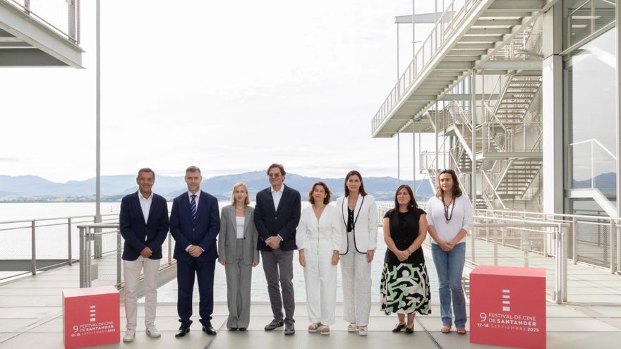 El consejero de Cultura, Turismo y Deporte, Luis Martínez Abad, presenta en rueda de prensa, el Festival de Cine de Santander.