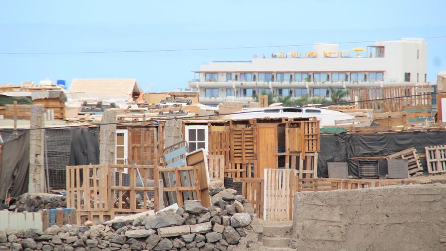 El mayor poblado de infraviviendas de Tenerife se enfrenta a su desalojo: ''Si no hay casas, la única opción es inventarlas''