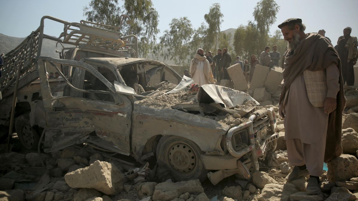 Fuerzas de seguridad de los talibanes y residentes locales examinan el 22 de febrero el lugar de un supuesto ataque pakistaní en Nangarhar, cerca de la frontera entre Pakistán y Afganistán.