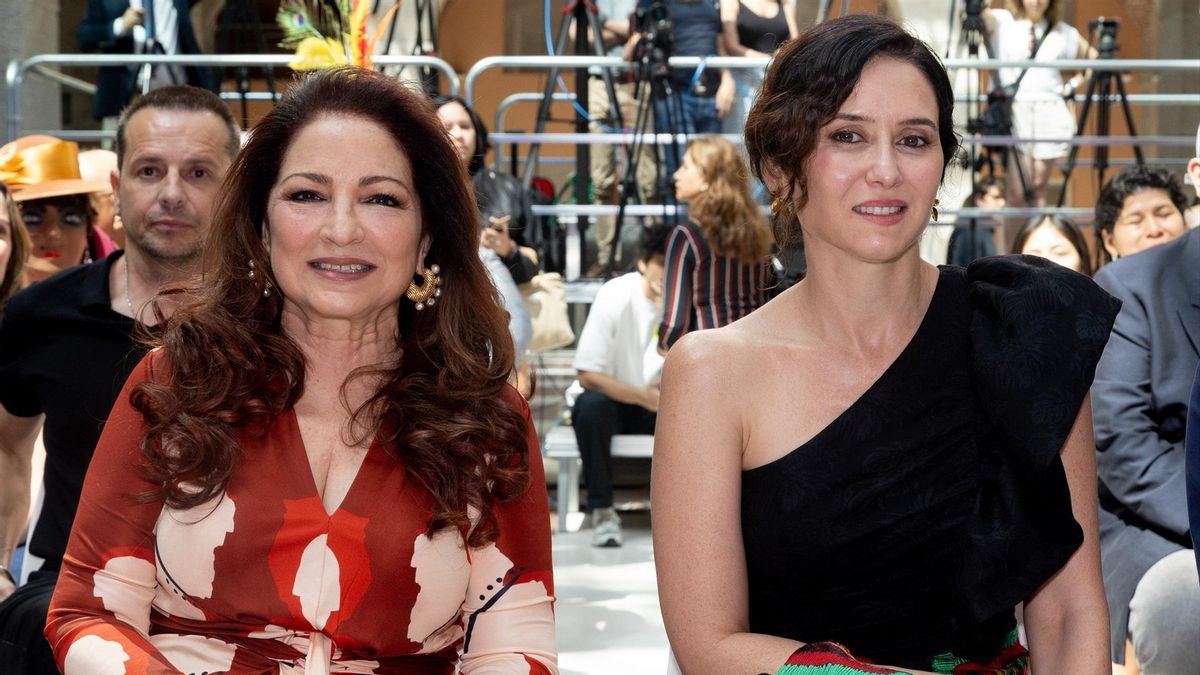 La cantante Gloria Estefan (i) y la presidenta de la Comunidad de Madrid, Isabel Díaz Ayuso (d), durante la presentación de la programación de Hispanidad 2025