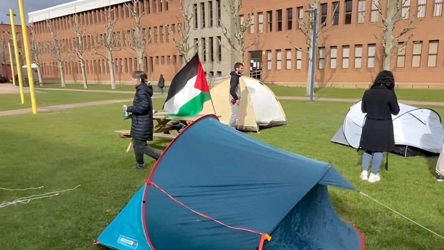 Los estudiantes de la Universidad de León cumplen dos semanas acampando contra el genocidio de Gaza