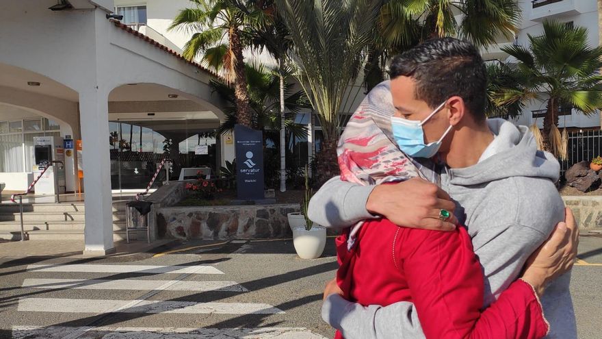 Yecha y su hijo se abrazan tras su llegada en patera a Gran Canaria.