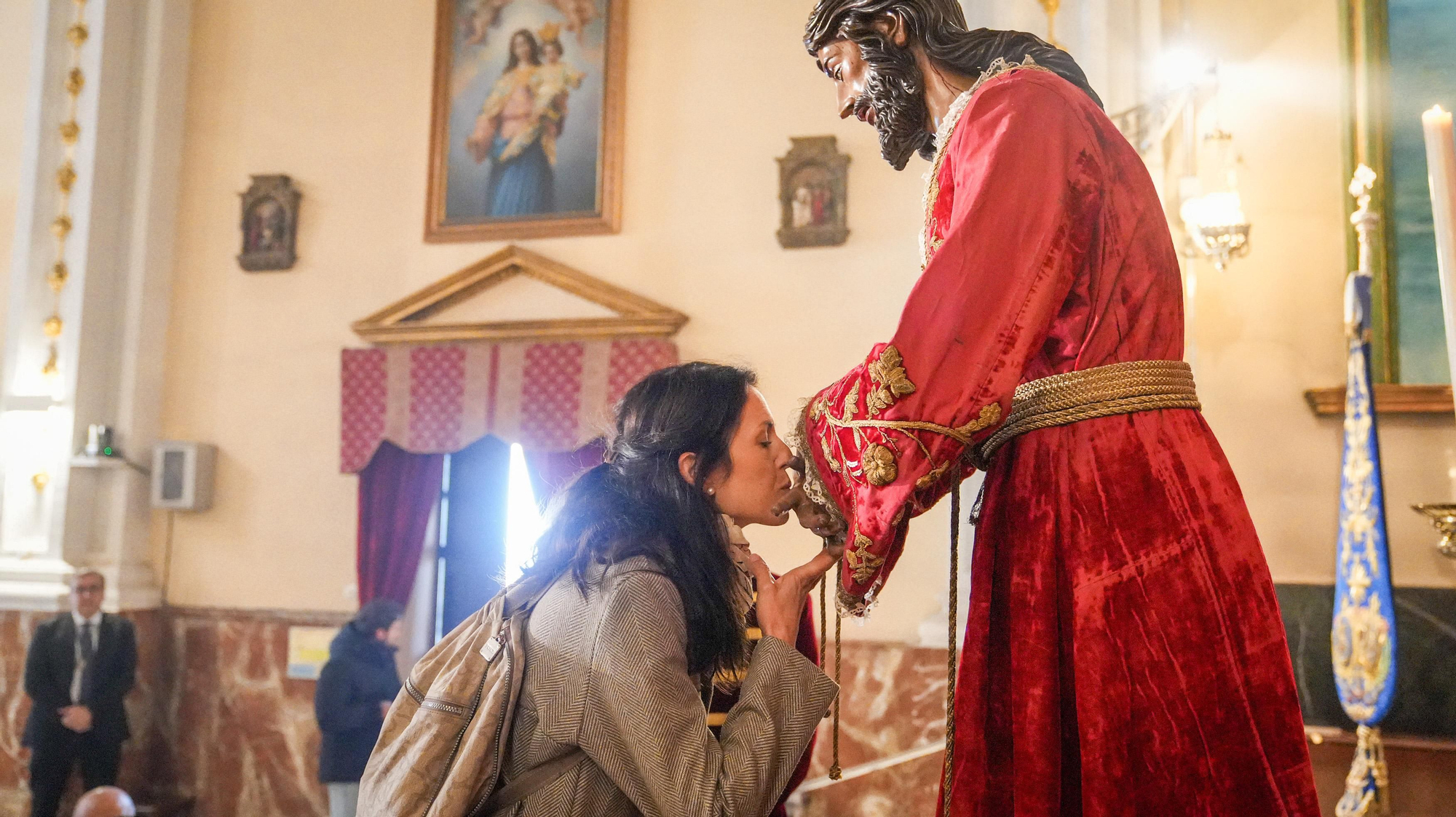 Los besapiés de Jesús Rescatado y del Cristo del Remedio de Ánimas, y el besamanos de Jesús, Divino Salvador, en su Prendimiento, en imágenes