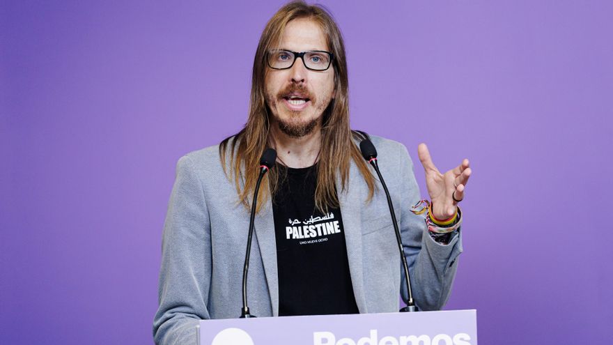 El secretario de Organización y portavoz de Podemos, Pablo Fernández, ofrece una rueda de prensa para analizar las consecuencias de las protestas propalestinas en la última etapa de la Vuelta a España, a 15 de septiembre de 2025, en Madrid (España).