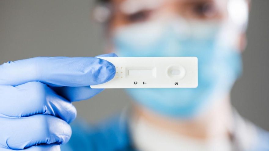 Ecos de Navidad: la séptima ola y las vacaciones de verano disparan la venta de test COVID