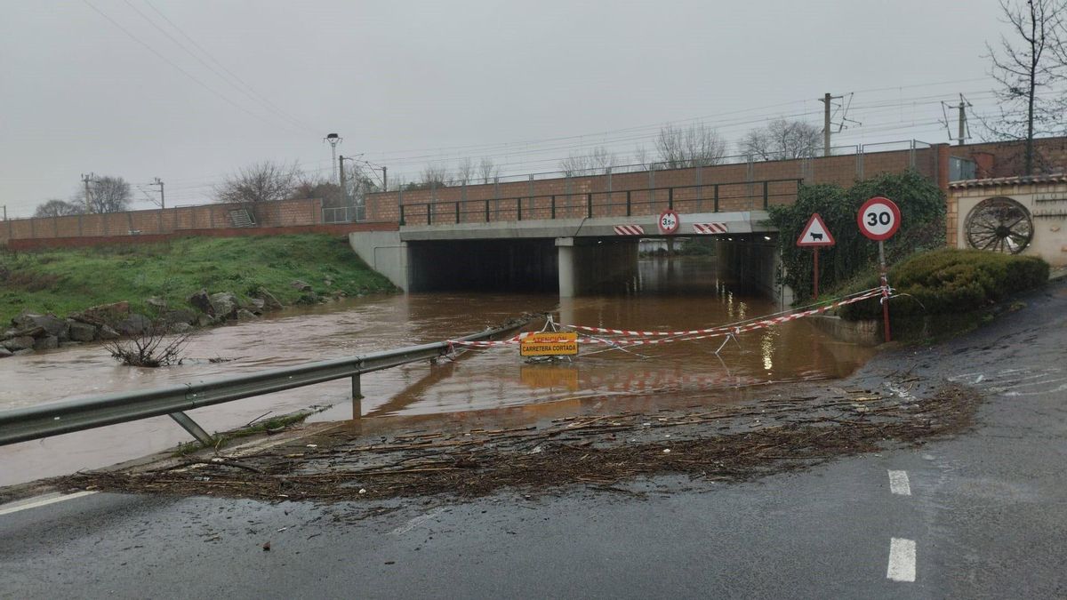 Cortes en carreteras y diques en los pueblos para contener las crecidas de ríos y arroyos en la provicia de Ciudad Real