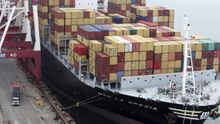 Los contenedores apilados en la proa de un buque.