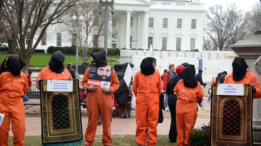 Activistas en una concentración contra Guantánamo cerca de la Casa Blanca en enero de 2020