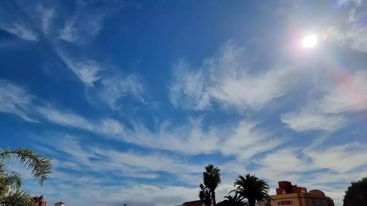 Imagen de archivo de intervalos de nubes altas en la zona este de La Palma. Imagen captada desde Santa Cruz de La Palma.