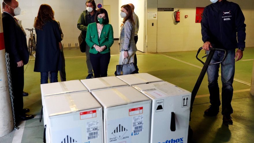 La ministra de Sanidad, Carolina Darias (c), durante la recepción de las 125.000 dosis de la vacuna de Pfizer que han llegado esta mañana al complejo de Salud Pública de Valencia. EFE/Kai Försterling