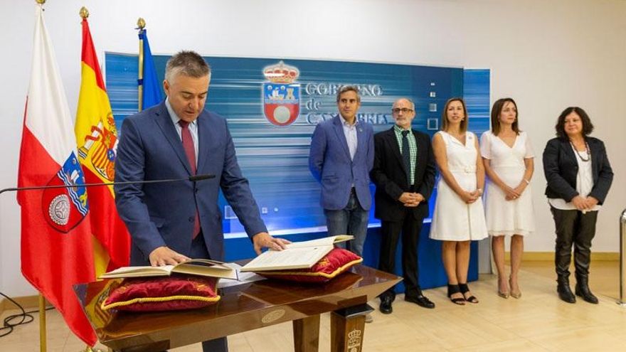 Toma de posesión de Santiago García.