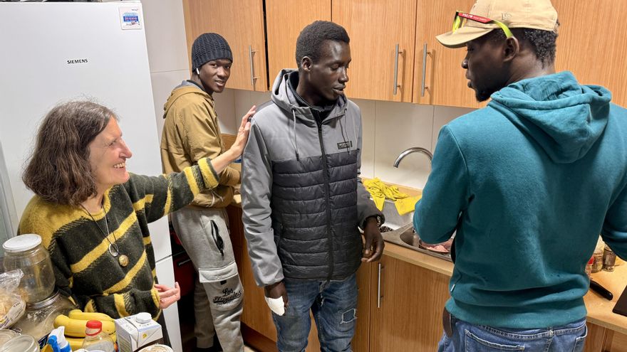 La jubilada que acoge en su casa a dos de los migrantes desalojados de Badalona: "Me he dejado llevar por el corazón"