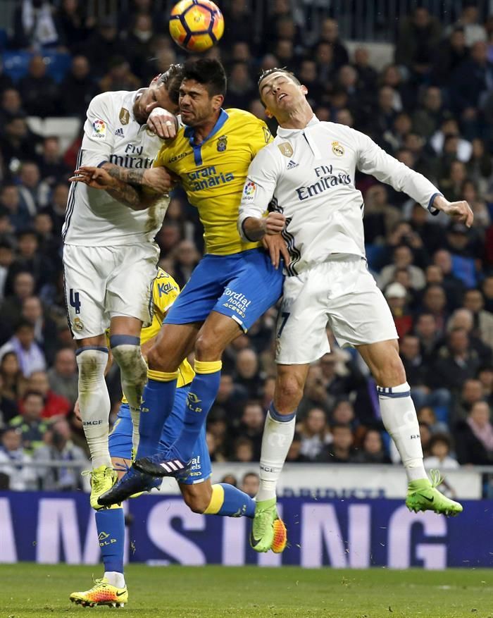 Cristiano Ronaldo remata de cabeza para poner el empate. EFE/JuanJo Martín