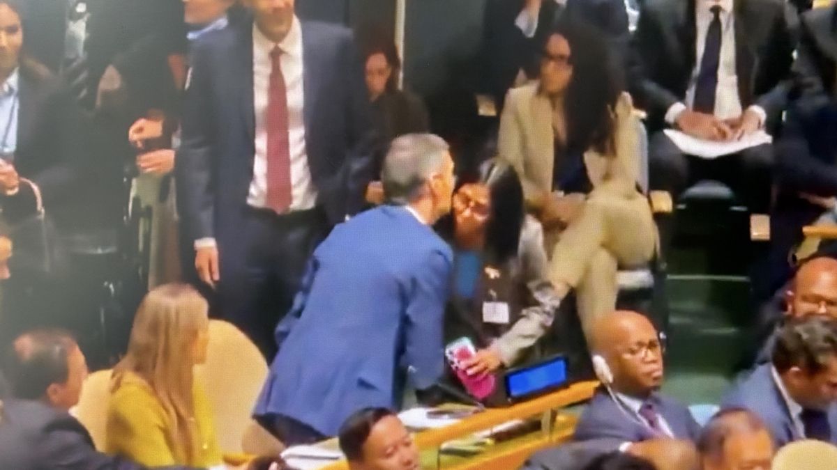 Captura de video tomado de rastreo de redes que muestra a la presidenta encargada de Venezuela, Delcy Rodríguez (c-d), saludando al jefe del Gobierno español, Pedro Sánchez (c-i), durante la 81ª Asamblea General de Naciones Unidas, este martes en Nueva York (Estados Unidos). Sánchez, garantizó a Rodríguez, el compromiso de España con su país y con el futuro de la región. EFE/ /SOLO USO EDITORIAL/ NO VENTAS/ SOLO DISPONIBLE PARA ILUSTRAR LA NOTICIA QUE ACOMPAÑA (CRÉDITO OBLIGATORIO) MÁXIMA CALIDAD DISPONIBLE. FOTO CEDIDA  PATRÍCIA VASCONCELLOS