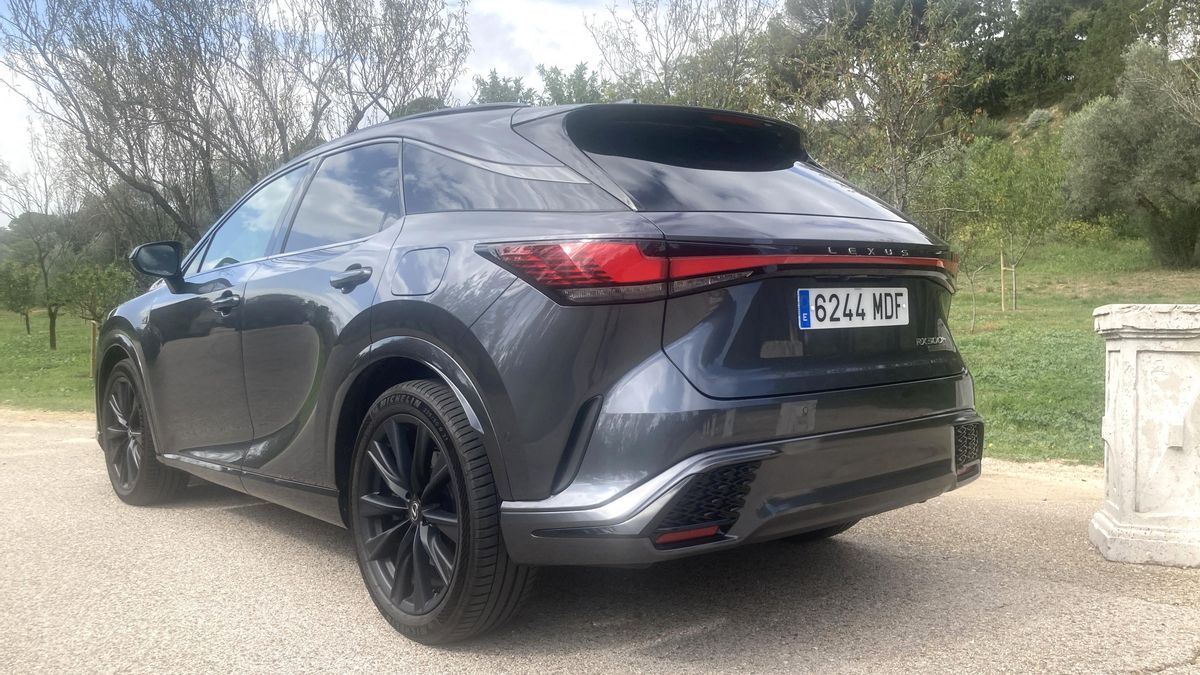 La silueta se aprecia más baja y deportiva que en las demás versiones del Lexus RX.