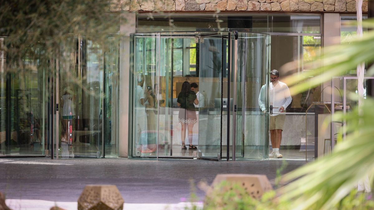 Turistas en el Aguas de Ibiza Grand Luxe, uno de los establecimientos pioneros en la reorientación de la isla hacia el segmento del lujo.