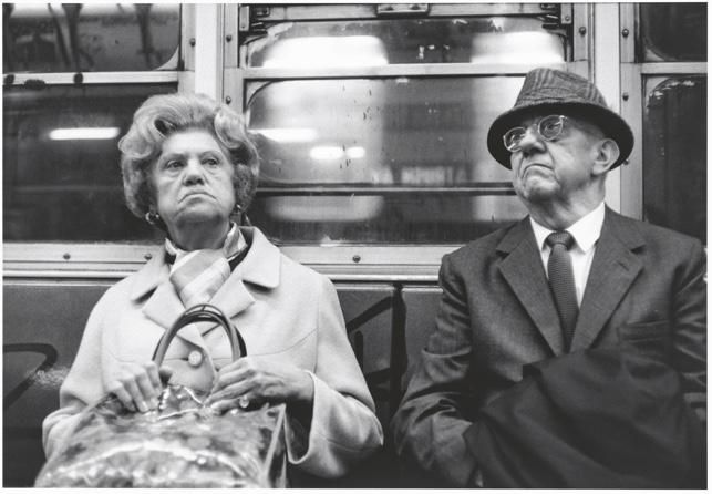 Imagen tomada Helen Levitt en el metro de Nueva York en 1975.