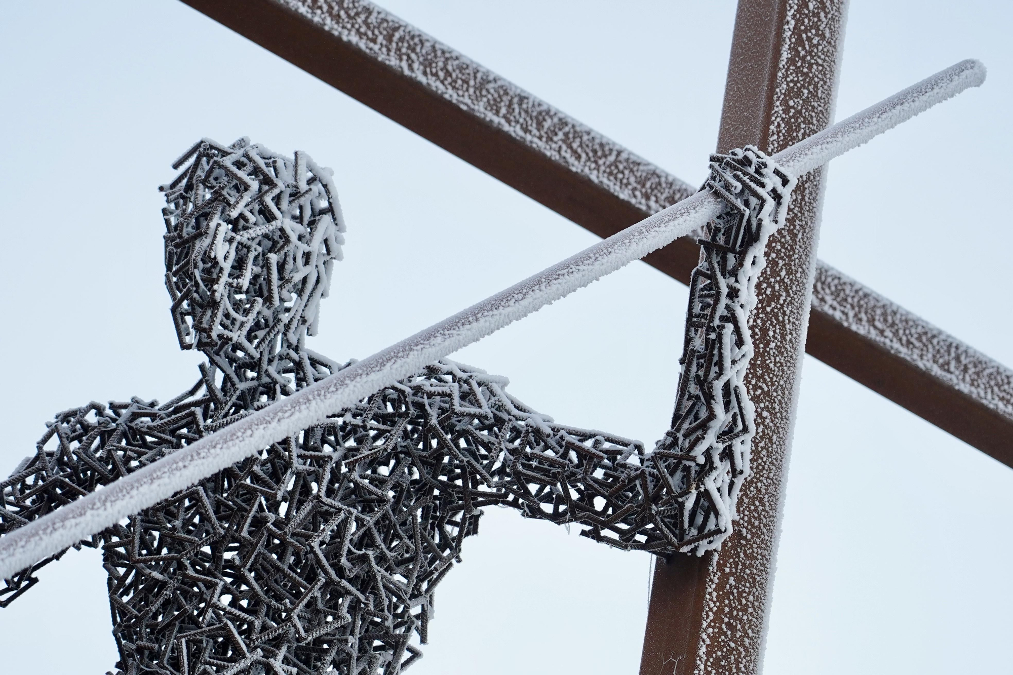 Detalle helado de la estatua de la rotonda de acceso al Hospital de León.