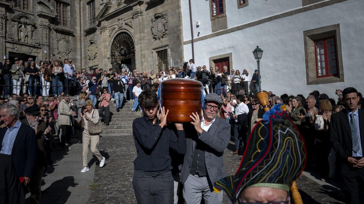 El ataúd de Xosé Manuel Beiras, sacado del Museo do Pobo Galego a hombros de uno de sus nietos, de Martiño Noriega y otros allegados.