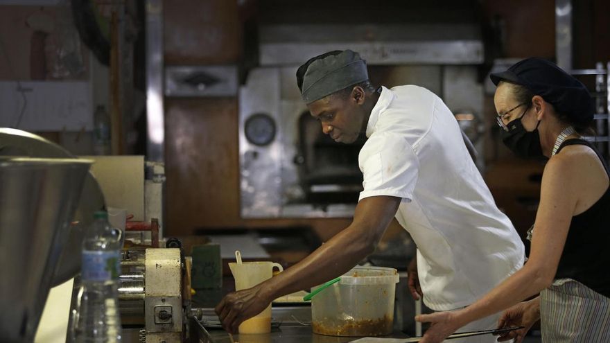 ¿Los inmigrantes bajan los salarios?