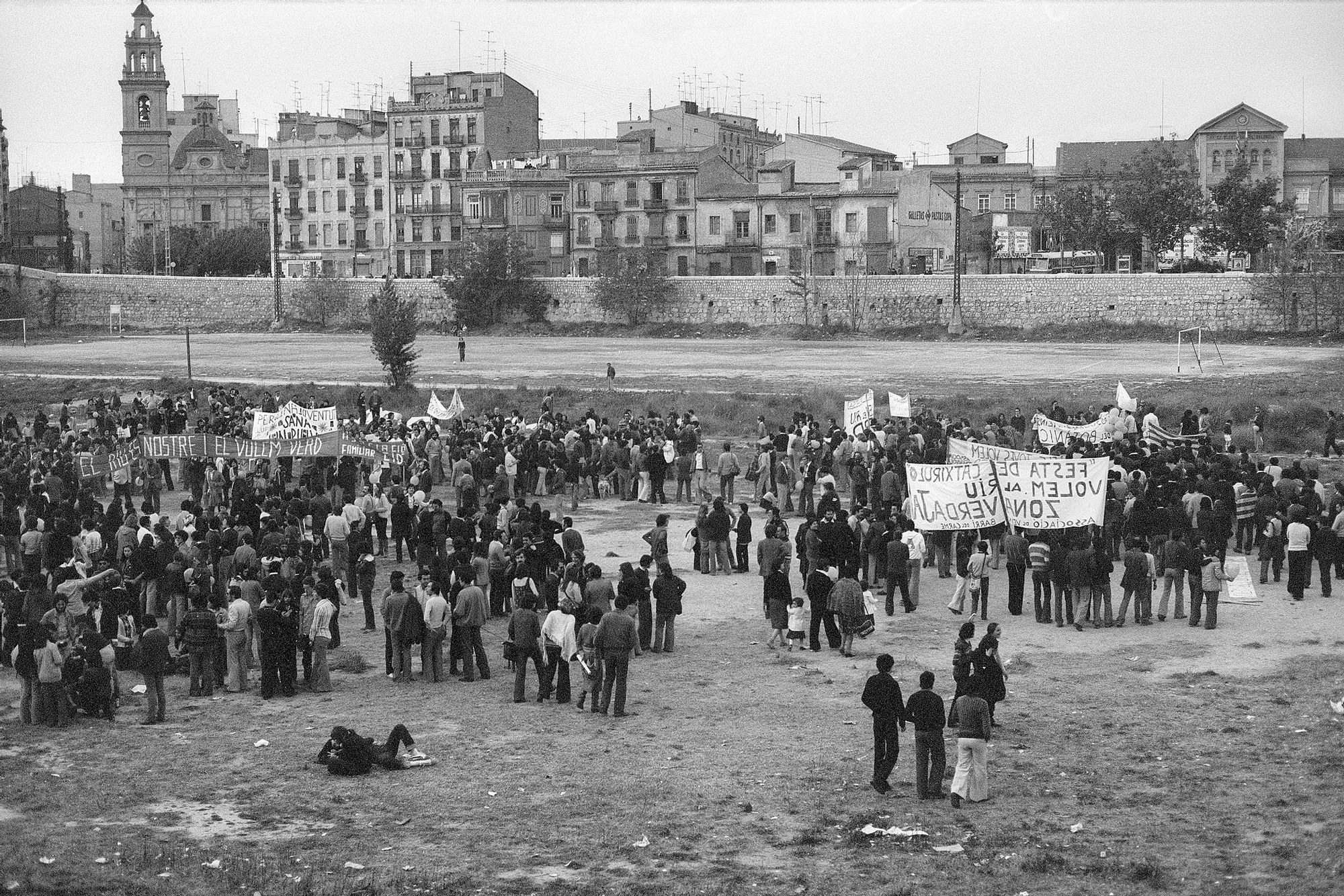 Manifestación bajo el lema 'El riu, nostre i verd' ante la Estación del Pont de Fusta y la Iglesia de Santa Mónica.