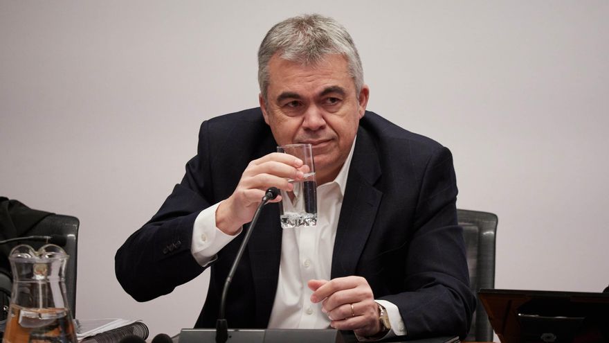El exsecretario de organización del PSOE Santos Cerdán comparece en la Comisión de Investigación sobre adjudicaciones públicas del Parlamento de Navarra.