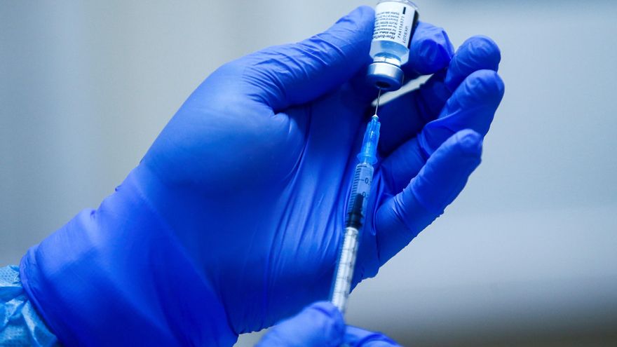 Personal sanitario prepara una dosis de la vacuna contra el Covid-19 de Pfizer-BioNTech. EFE/Quique Garcia/Archivo