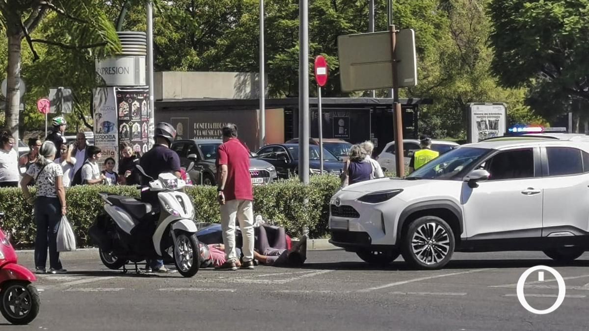 Dos heridos tras la colisión entre un turismo y una moto en el Vial Norte