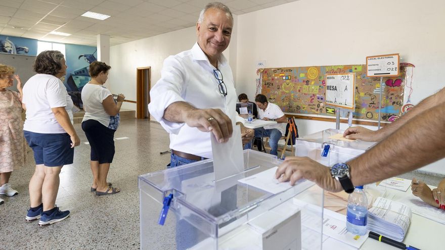El cabeza de lista de Nueva Canarias al Congreso por Las Palmas, Luis Campos, votó este domingo en su colegio electoral de la localidad de Pozo Izquierdo (Gran Canaria). EFE/ Quique Curbelo