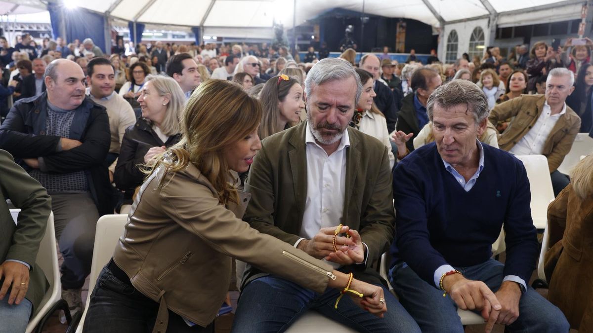 La alcaldesa de Zaragoza, Natalia Chueca, enseña a Núñez Feijóo una pulsera en presencia de Jorge Azcón.
