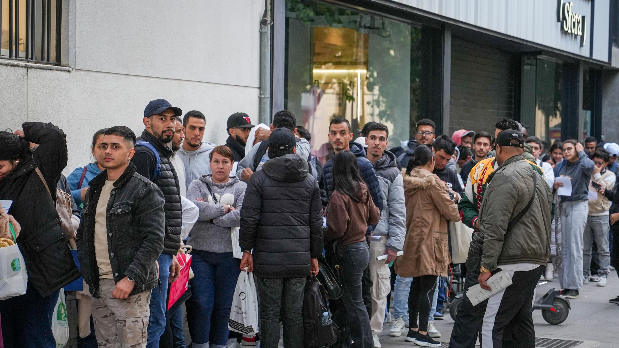 Largas colas de personas migrantes durante la atención presencial para su regularización