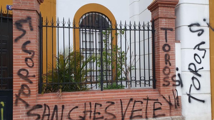 Varias sedes del PSOE, PP y Podemos en Sevilla amanecen con pintadas pro taurinas