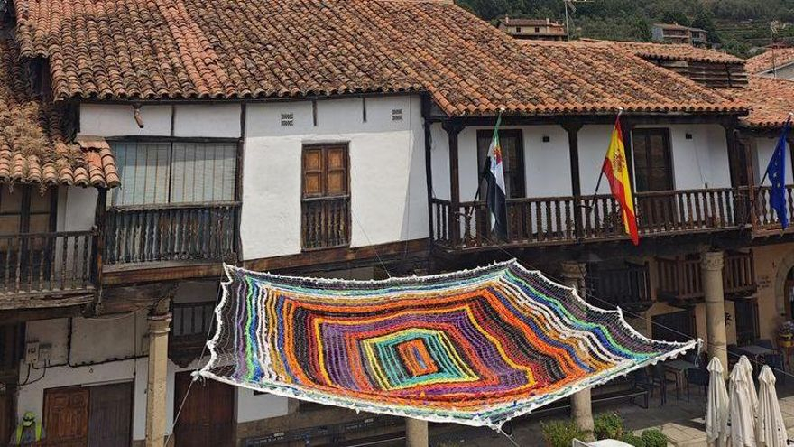 El pueblo de Cáceres que se blinda contra el sol del verano con parasoles gigantes de ganchillo reciclado