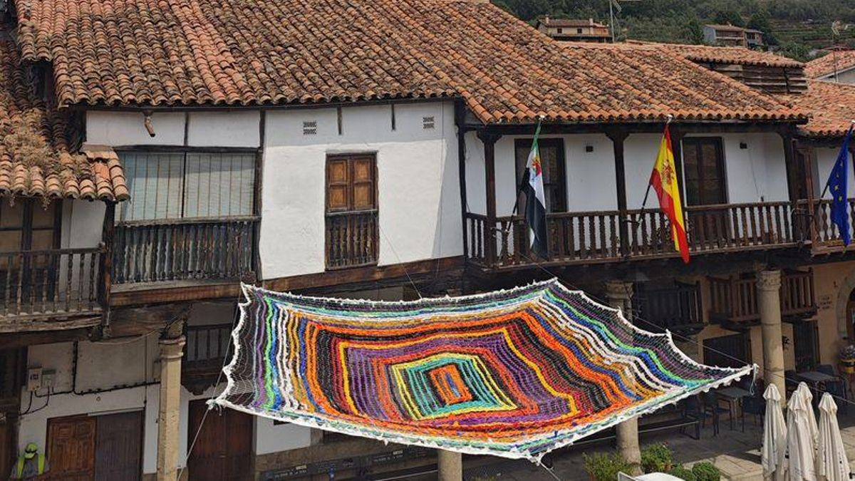 El pueblo de Cáceres que se blinda contra el sol del verano con parasoles gigantes de ganchillo reciclado