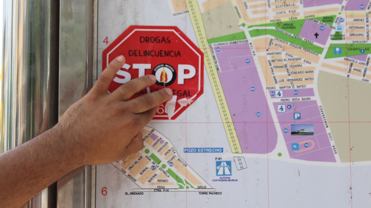 Youssef (nombre ficticio) señala, antes de arrancarla, una pegatina del grupo de extrema derecha España 2000 colocada recientemente.