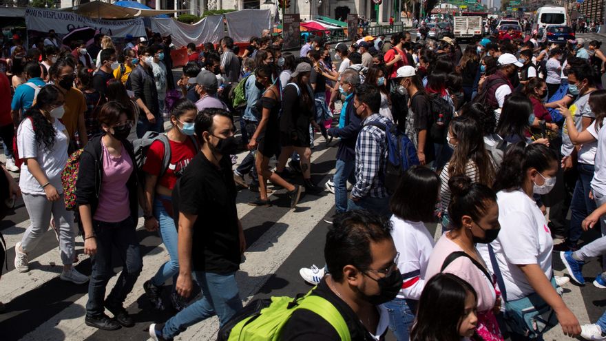 Personas caminan con cubrebocas hoy, en calles del centro histórico de la Ciudad de México.La Secretaría de Salud de México reportó este sábado 313 nuevas muertes por la covid-19 para un total de 284.321 defunciones, además de otros 5.203 nuevos casos para llegar hasta los 3.755.063 contagios. EFE/Carlos Ramírez