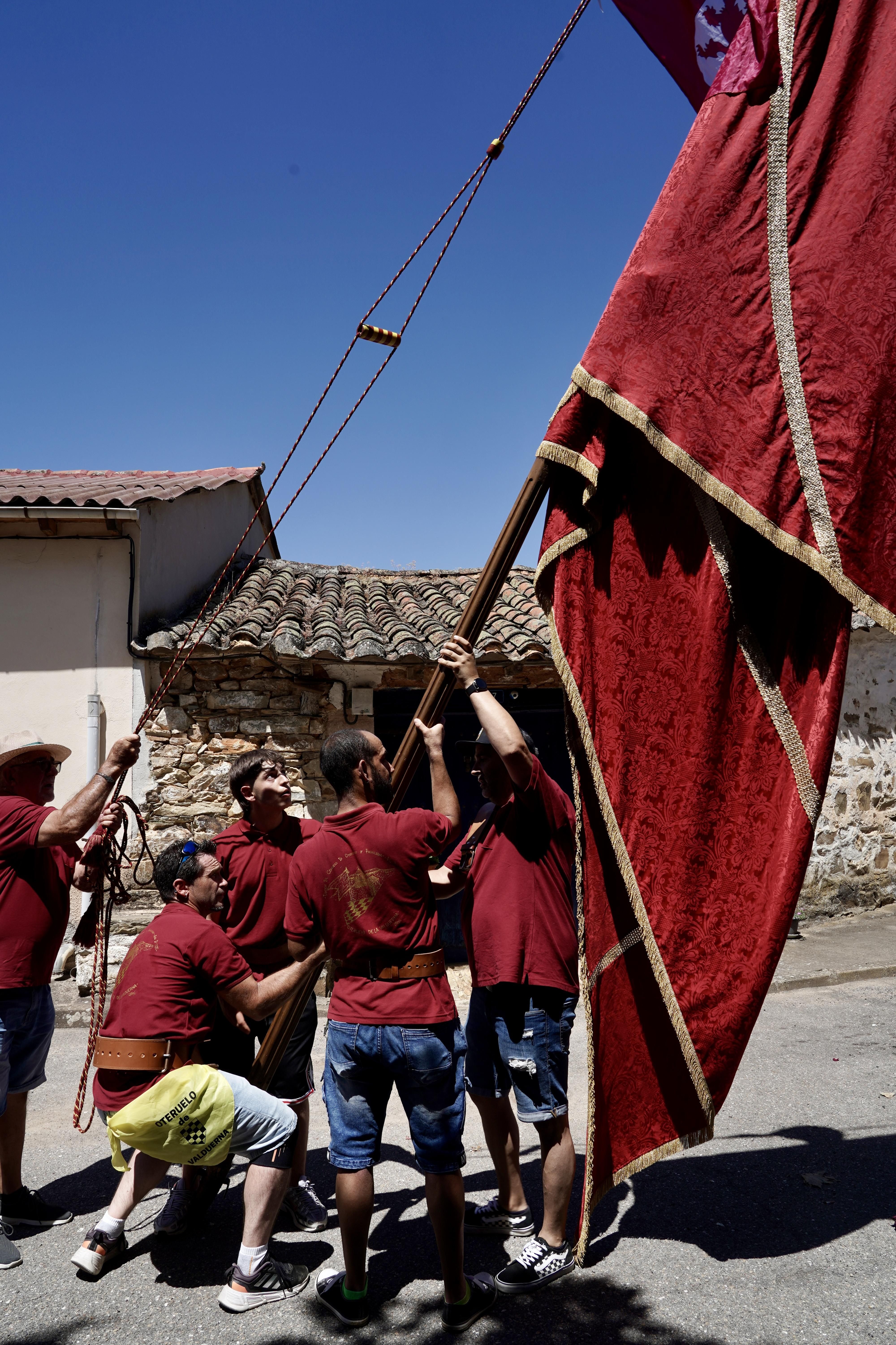 Orgullo de pendones en Oteruelo de la Valduerna para airear la seña de identidad leonesa